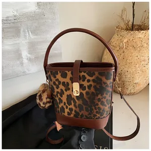Detail der Bucket Bag mit Leopardenmuster, Goldteilen und Plüsch-Anhänger