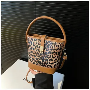 Detail der Bucket Bag mit Leopardenmuster, braunem Lederbesatz und goldenem Drehverschluss