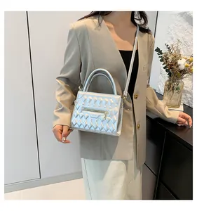 Elegante borsa argento con trapuntatura a rombi e cerniere metalliche decorative