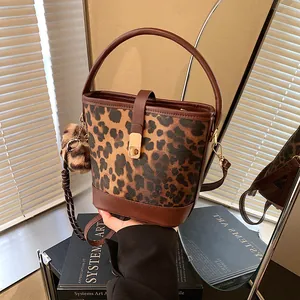Damen Mode Leopardenmuster Eimertasche PU Leder Umhängetasche Mit Metallschloss Und Plüsch-Anhänger Vintage Handtasche