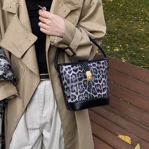 Schicke Damen Beuteltasche mit Leopardenmuster, Lederbesatz und goldener Schnalle