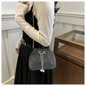 Détail du sac seau noir avec strass argentés brillants et cordon en perles