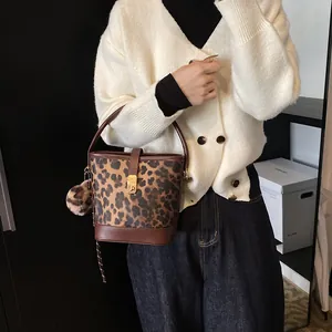 Modische Bucket Bag mit Leopardenmuster und Ledergriffen für den Herbststil der Damen