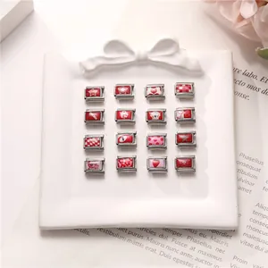 Dettaglio di 16 maglie modulari per bracciale italiano in acciaio inox rosso e bianco