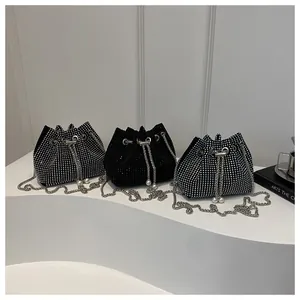 Détails des sacs seaux en strass noir et argent avec bandoulières chaînes et perles