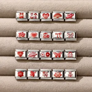 Details der DIY Edelstahl-Armbandglieder mit roten Herz- und Blumenmotiven für Frauen