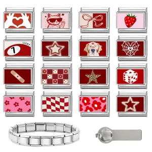 Dettaglio macro delle maglie del bracciale componibile italiano in acciaio e ciondoli rossi