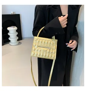 Borsa quadrata gialla con trama trapuntata e dettaglio con zip in metallo