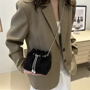 Sac seau chic noir à strass avec bandoulière chaîne et cordon à perles pour femme