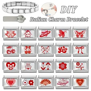 Detail von rot-weißen Italian Charms auf einem DIY Edelstahl-Modularmband