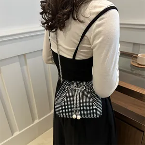 Sac seau scintillant en strass avec bandoulière chaîne et détails de cordon en perles