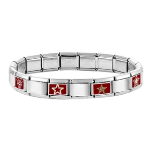 Dettaglio macro del bracciale modulare italiano con smalto rosso e punzone in acciaio inox