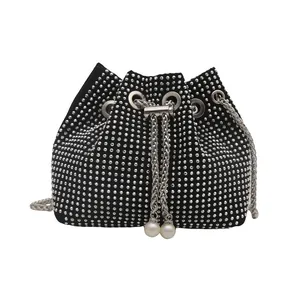 Sac seau minimaliste en daim noir avec clous argentés, chaîne et cordon en perles