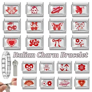 Makroansicht von Edelstahl Italian Charm Armband-Gliedern mit diversen roten Motiven