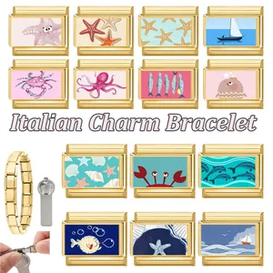 Detalle del set de pulsera italiana DIY con dijes marinos dorados y herramienta de uso