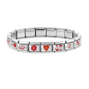 Makroaufnahme von italienischen Charm-Armbandgliedern mit roten Blumen und Edelstahlstempel