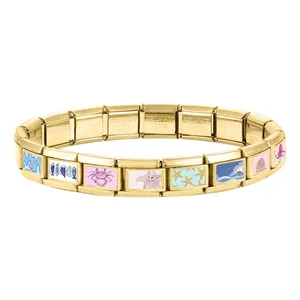 Vista macro de pulsera modular de acero dorado con coloridos dijes de vida marina