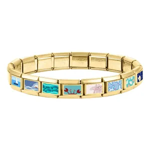 Detalle de los eslabones de pulsera de charms italianos dorados con motivos de esmalte mar