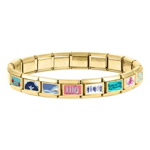 Primer plano de pulsera de acero inoxidable con colgantes esmaltados de mar