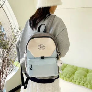 Mochila japonesa estilo color-block para estudiantes con logo de montaña y peluche