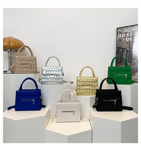 Collezione di piccole borse squadrate con trapuntatura geometrica in sette colori
