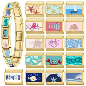 Pulsera de dijes de acero dorado con motivos marinos como pulpo estrella de mar y conchas