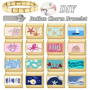 Pulsera italiana de acero dorado con dijes de temática marina y herramienta de ajuste