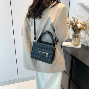 Borsa a tracolla nera minimalista con trama geometrica e cinturino regolabile donna