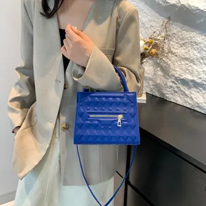 Borsa a tracolla quadrata blu Klein con motivo a rombi e chiusura a zip dorata