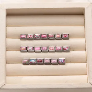 Detailansicht der rosa italienischen Charm-Module aus Edelstahl für DIY-Armbänder