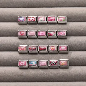 Detailansicht von 20 DIY-Armband-Gliedern mit rosa Cartoon- und Blumenmustern