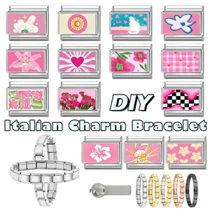 Detailansicht der italienischen DIY Charm-Armbänder in Pink und verschiedenen Metallfarben