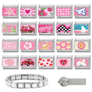 Details des pinkfarbenen italienischen Charm-Armbands mit 20 Edelstahlgliedern und Tool