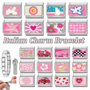 Detail der italienischen Charm-Armband-Glieder mit Blumen- und Herzmotiven und Montagewerkzeug