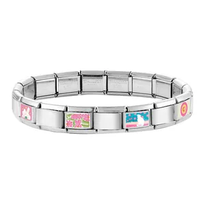 Details des modularen Edelstahlarmbands mit rosa Blumen- und Katzen-Emaille-Anhängern