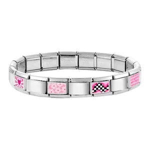 Detail eines Edelstahl-Armbands mit rosa Herz- und Blumen-Modul-Elementen