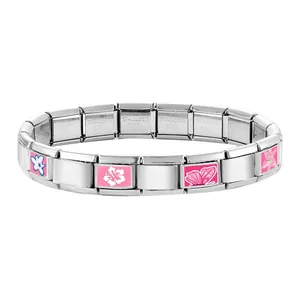 Detail eines italienischen Charm-Armbands mit rosa Hibiskus- und Schmetterlingslinks
