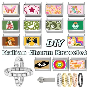 Dettaglio dei moduli per bracciale italiano DIY con grafiche colorate e motivi alla moda