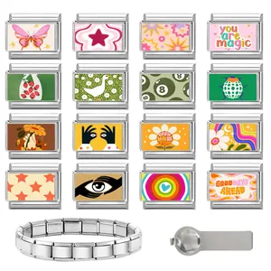 Dettaglio del bracciale componibile italiano con maglie in acciaio inossidabile e accessorio