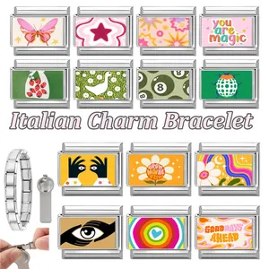 Dettaglio di ciondoli italiani colorati e maglie in acciaio inox per bracciali DIY