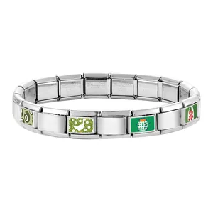 Dettaglio delle maglie del bracciale charm italiano con disegni colorati in smalto e animali