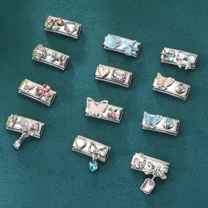 Detailansicht der modularen DIY-Armbandanhänger aus Edelstahl mit Herz- und Schmetterlingsmotiv