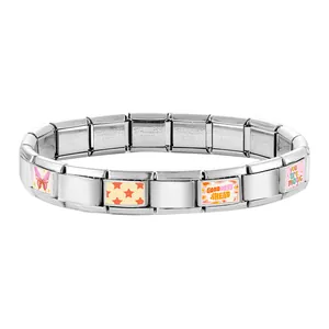Vista macro del bracciale componibile italiano con maglie in acciaio inossidabile