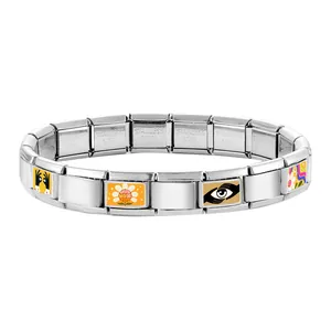 Dettaglio macro di maglie per bracciale italiano con smalto floreale e timbro in acciaio
