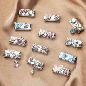 Detailansicht italienischer Modular-Charms mit Emaille und Kristallen auf edler Seide
