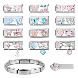 Makroansicht modularer Edelstahl-Charm-Armbänder mit vielfältigen dekorativen Anhängern