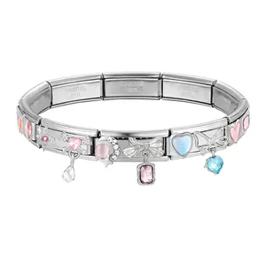 Details des silbernen Modular-Armbands mit bunten Herzen und Stern-Anhängern