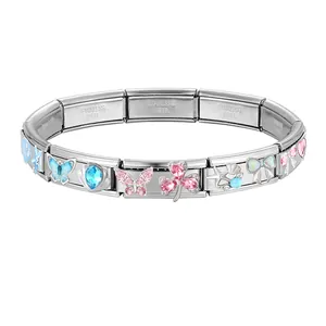 Details des italienischen Charm-Armbands aus Edelstahl mit bunten Emaille-Anhängern