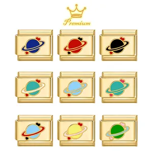 Détails de neuf breloques italiennes dorées avec motifs Saturne en émail coloré