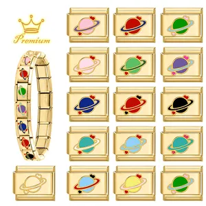 Bracelet à breloques italien en acier doré avec maillons de planètes colorées et cœurs